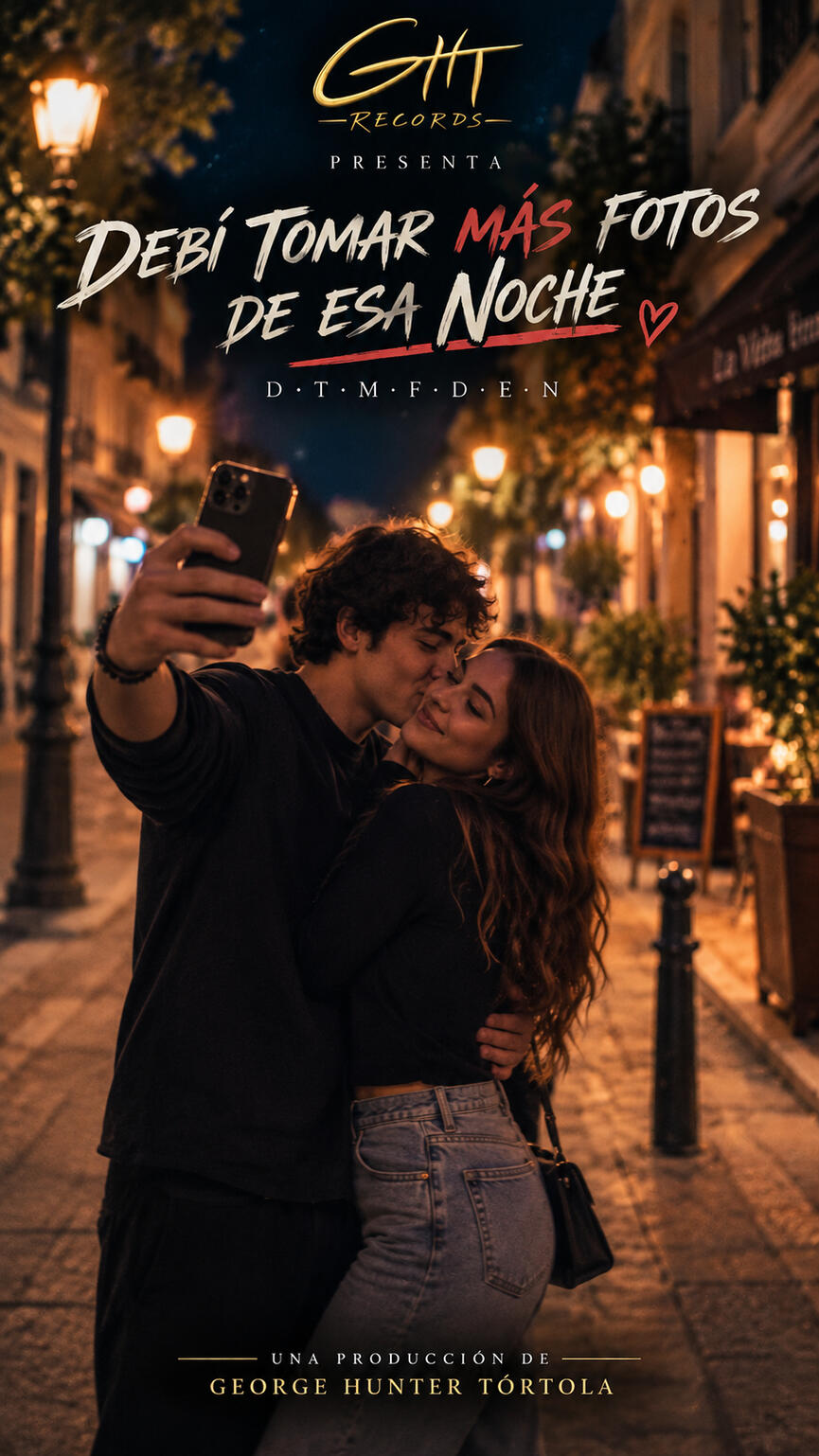 Portada de Debí tomar más fotos de esa noche: una pareja se fotografía en una calle iluminada de noche. George Hunter Tórtola · GHT Records.